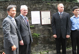 Representatives (l-r) from ROC Veterans Affairs Commission, Taiwan POW Camps Memorial Society, American Institute in Taiwan and Dep’t of Cultural Affairs Taipei City Gov’t. at the unveiling of the plaque.